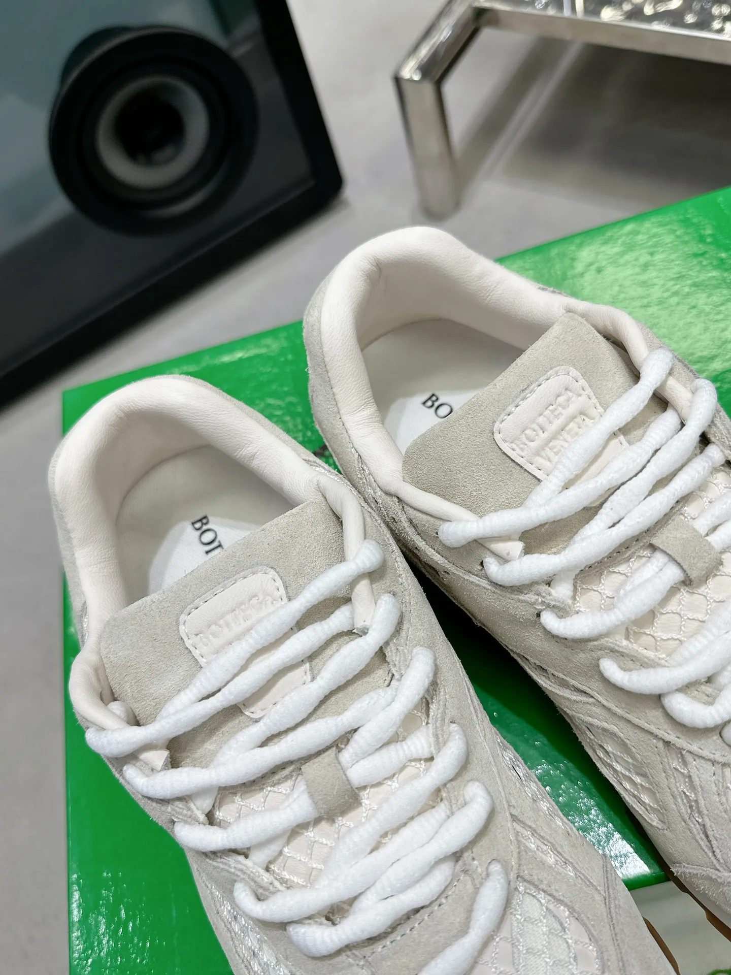 👟👟Ex-factory price 560👟👟 Men ➕20 💰𝐁𝐨𝐭𝐭𝐞𝐠𝐚 𝐕𝐞𝐧𝐞𝐭𝐚 Bodie Home Couple Style 👫BV Sports Shoes Wang Yibo Same Style Casual shoes for couples and dad shoes! Runner sneakers! Original purchase and development! Made of original lightweight technical mesh fabric, the same as the original version! The process is complicated! Paired with a geometric pattern designed rubber outsole, the higher version of the Wang Zha series is actually much taller, but the legs still look slim. Very nice. Durable and durable to play with, standard and version-matching shoe-packing technology. Look for high-end versions. The original outsole is exclusively molded, and the color-blocked TPU outsole is used. The material and weight are the same as the original! Size: Women’s size 35-41 (40 and 41 customized, non-refundable) Men’s size 39-45 (45 customized, non-refundable)